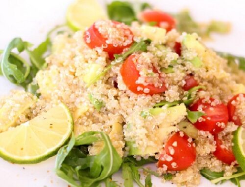 Salade au quinoa, haricots noirs et mangue